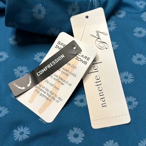 Nanette Lepore compression blue daisy leggings, NWT - Picture 6 of 6